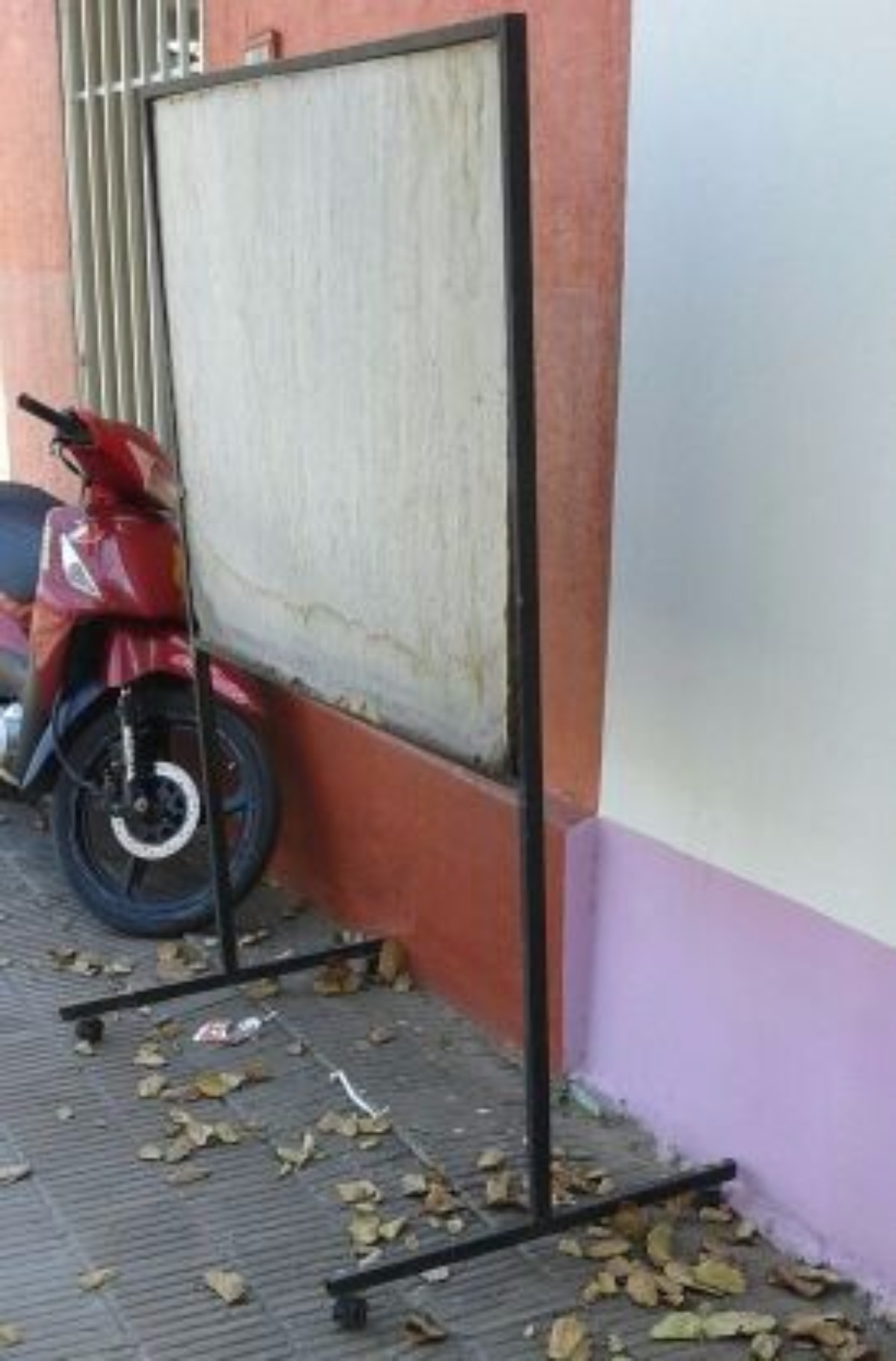 Video una pizarra se mueve sola en un comercio de Chaco y causa